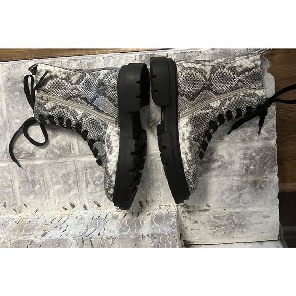 DV Dolce Vita Fume Women’s Chunky Platform Boots SZ 7.5 Snake Print Black White - Picture 6 of 10